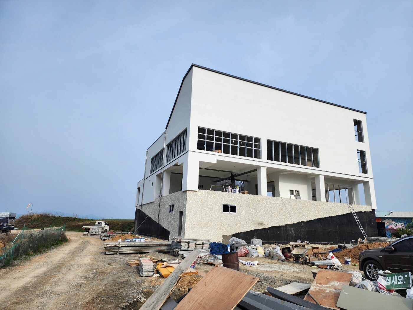 May 2023 · Parahouse going up